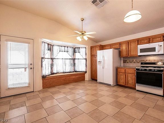 3rd image of 9804 Cross Creek Way