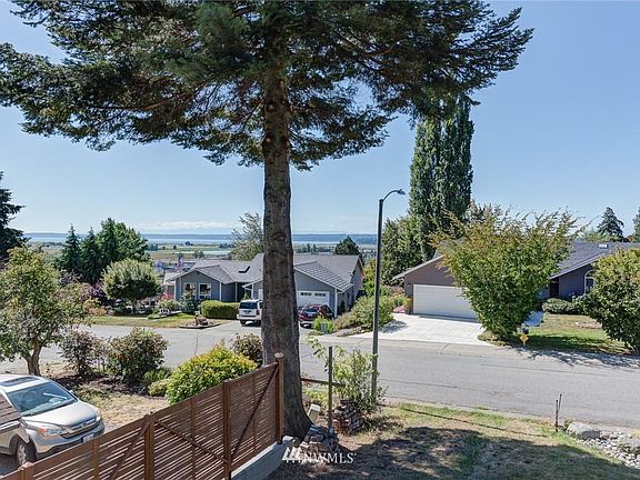 4th image of 27511 82nd Dr NW