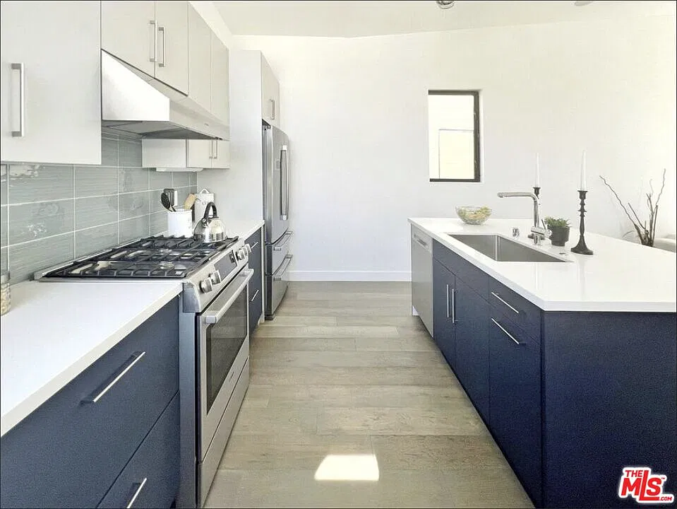 3 bed, 4.0 bath, 1972 sqft, $6,200 — Photo 3