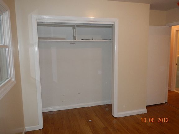 Bedroom w/closet