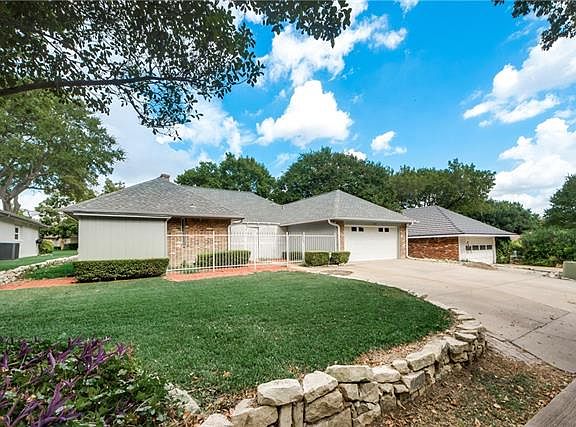 4th image of 1708 Yorkshire Dr