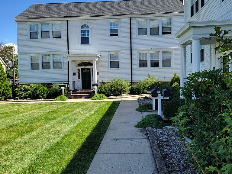 1019 Pine Ave #1B — Photo 2