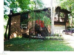 141 Granite Dr, Williamston, MI 48895