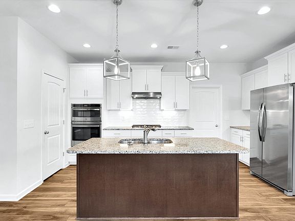 3rd image of 315 Valley Oak Dr