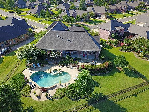 4th image of 130 Woodlands Glen Cir