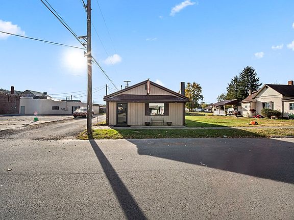 4th image of 101 N Maple St