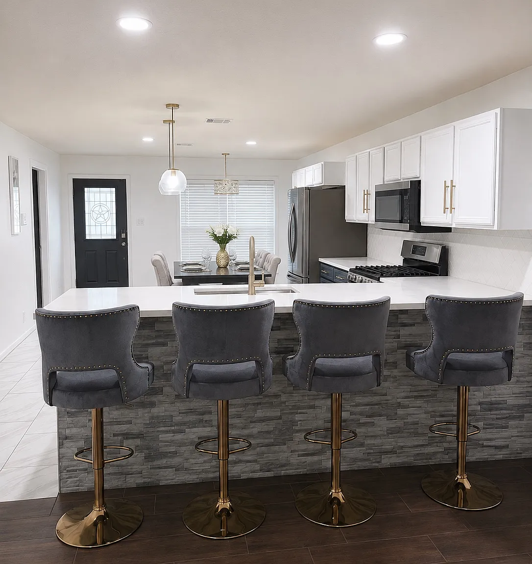 5 bed, 2.5 bath, 3300 sqft, $2,600 — Photo 3