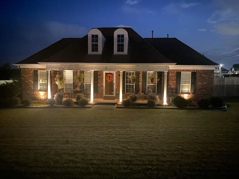 1st image of 11 Sterling Farm Dr