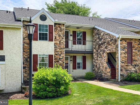 2nd image of 143 Oak Knoll Cir