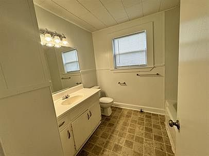 3rd image of 415 N Doak St