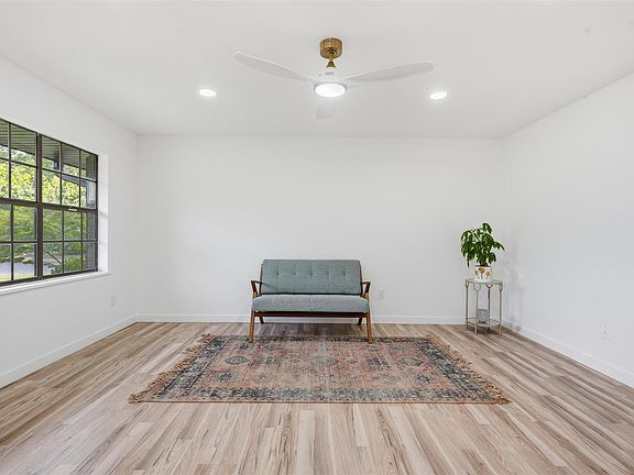 5th image of 609 Magnolia St