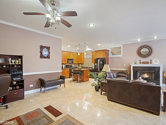4th image of 6454 N Sacramento Ave #B