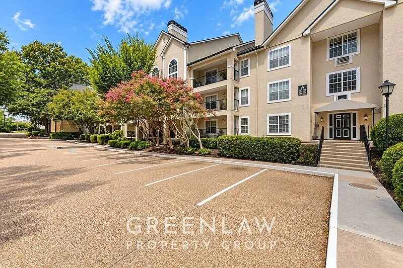 1 bed, 1.0 bath, 696 sqft, $1,375 — Photo 1