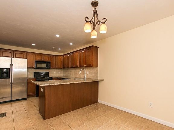 4th image of 7 Silver Pines Blvd #7