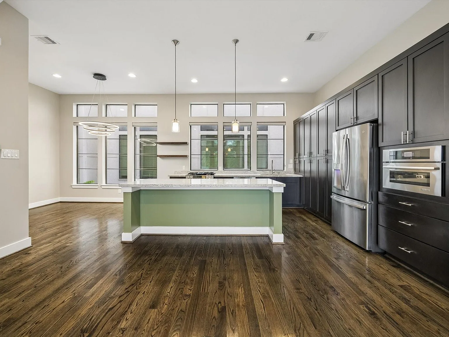 3 bed, 3.5 bath, 2352 sqft, $3,500 — Photo 2