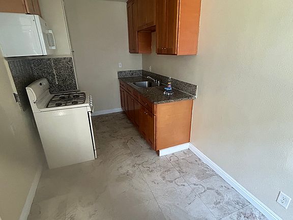 3rd image of 406 W Washington Ave APT 4