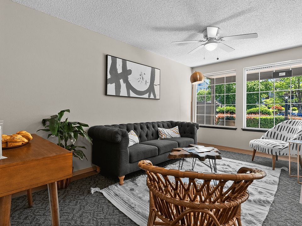 Seating Area l Maples Apartments l Tacoma, WA