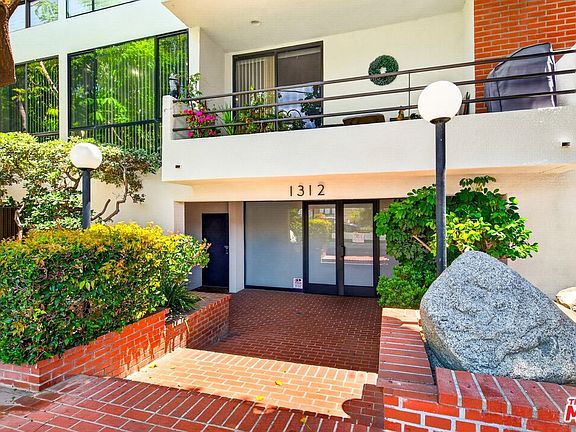 5th image of 1312 S Saltair Ave APT 105