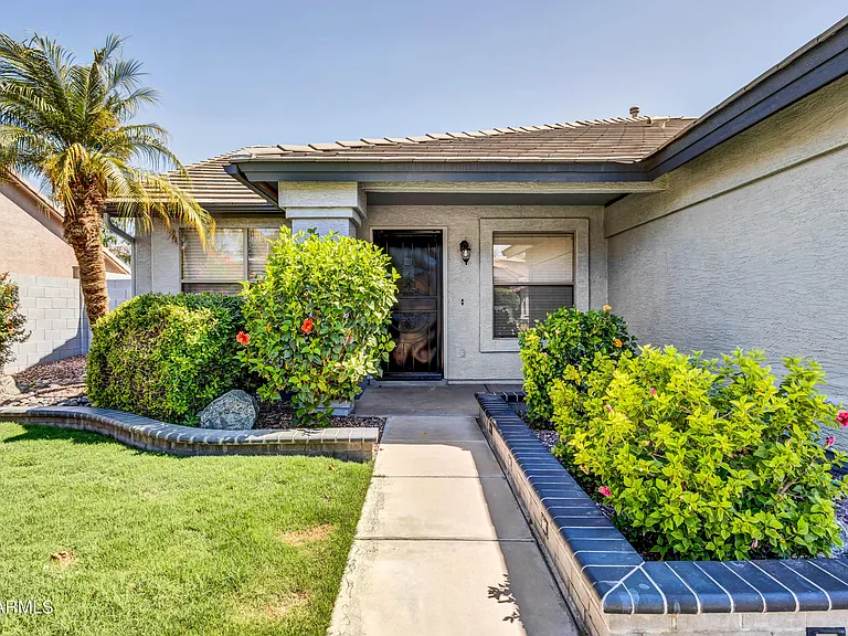 1113 E Betsy Ln — Photo 4