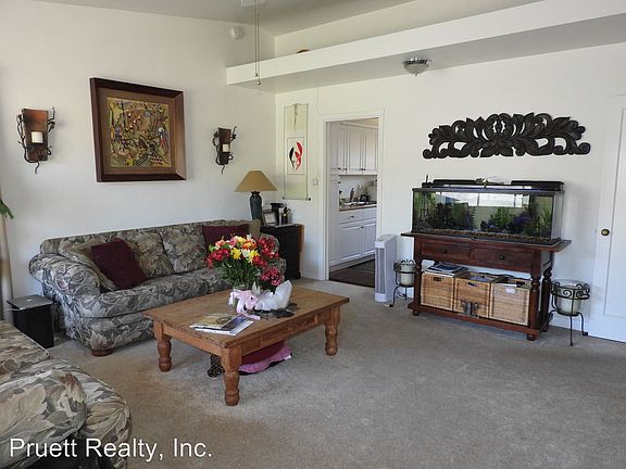 3rd image of 915 Park Hill Dr