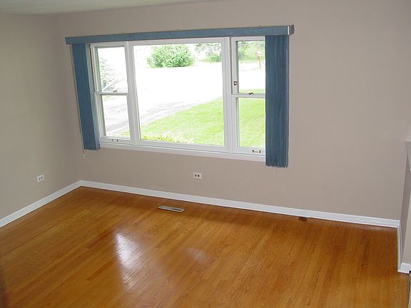 5th image of 16126 Forest Ave