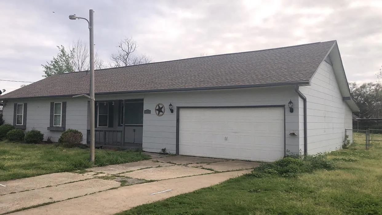 4 bed, 1861 sqft, $6,900 — Photo 1