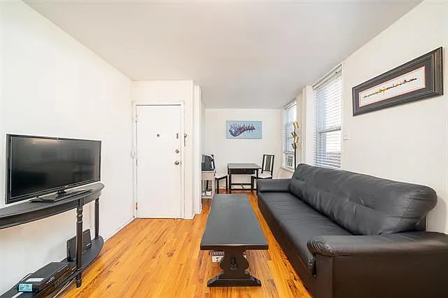 160 8th St #3 — Photo 2