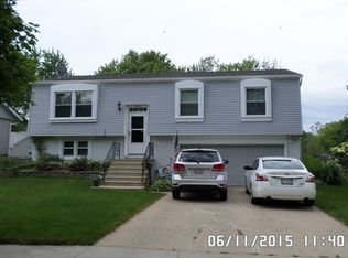 1221 N Kennedy Dr, Streamwood, IL 60107