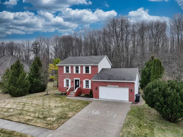 2754 E Lake Dr, Kimball, MI 48074