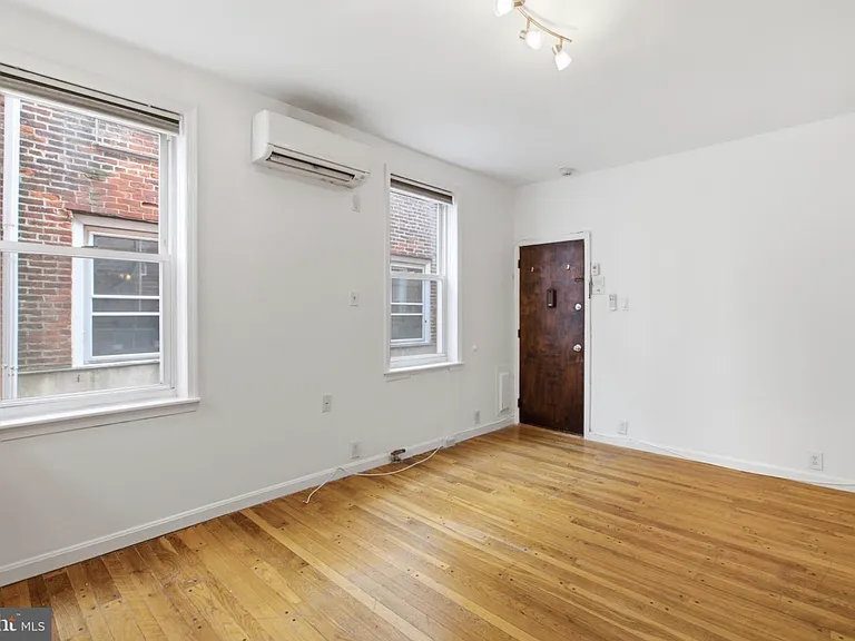 747-00 S 2nd St #2R — Photo 3