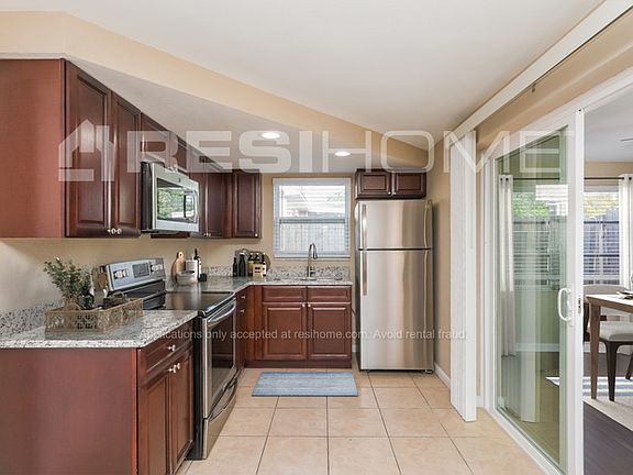 2nd image of 3539 Oxford Dr