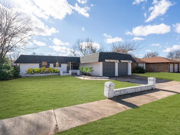 620 SW 24th St, Moore, OK 73160