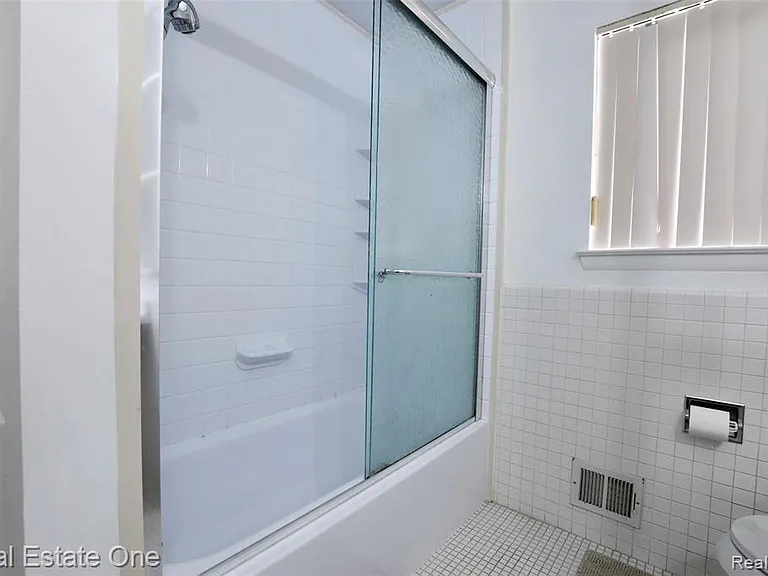 509 Fox Hills Dr N — Photo 6