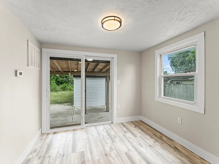1021 S Maple Ave — Photo 28