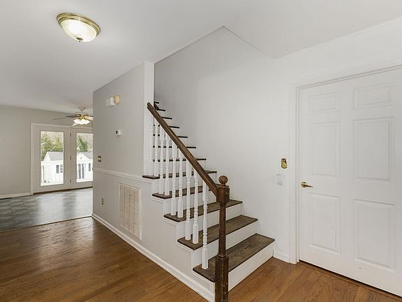 4th image of 301 Claremont Cir