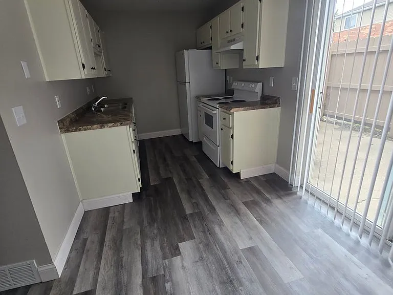 3236 N Talbot Ave — Photo 4