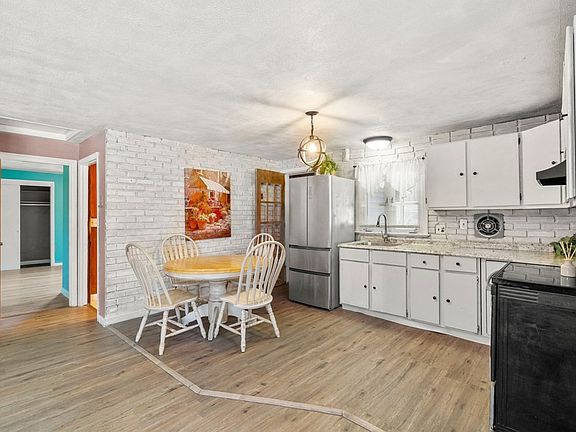 3rd image of 118 Cogswell St
