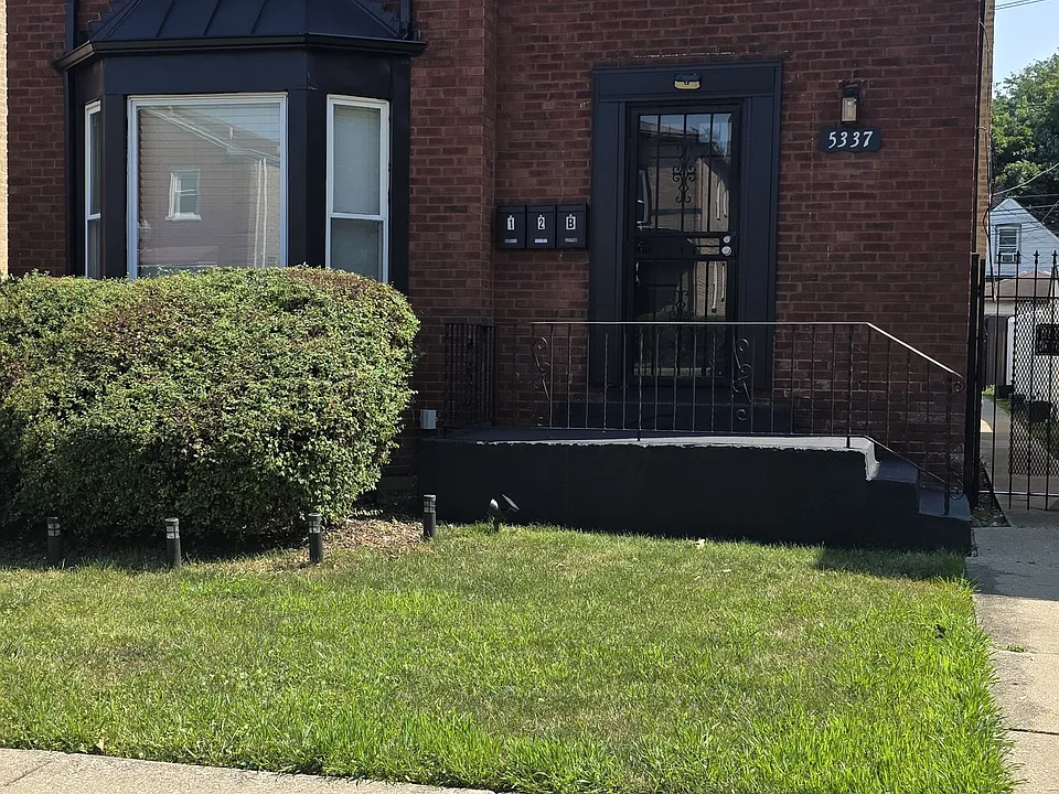 5337 W Gladys Ave
