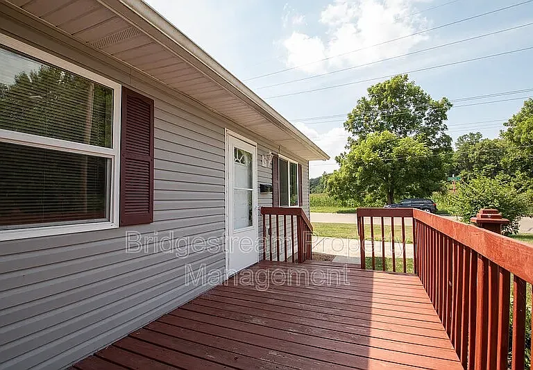 340 Walnut St — Photo 4