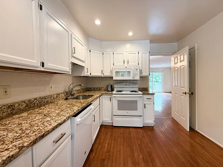 10240 Arizona Cir — Photo 8
