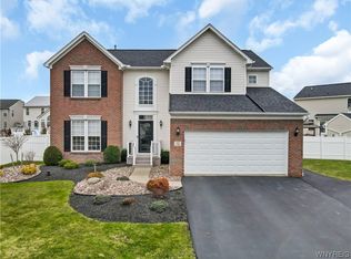 13 Parkedge Dr, Lancaster, NY 14086