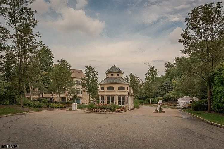 1st image of 515 Regal Blvd #128
