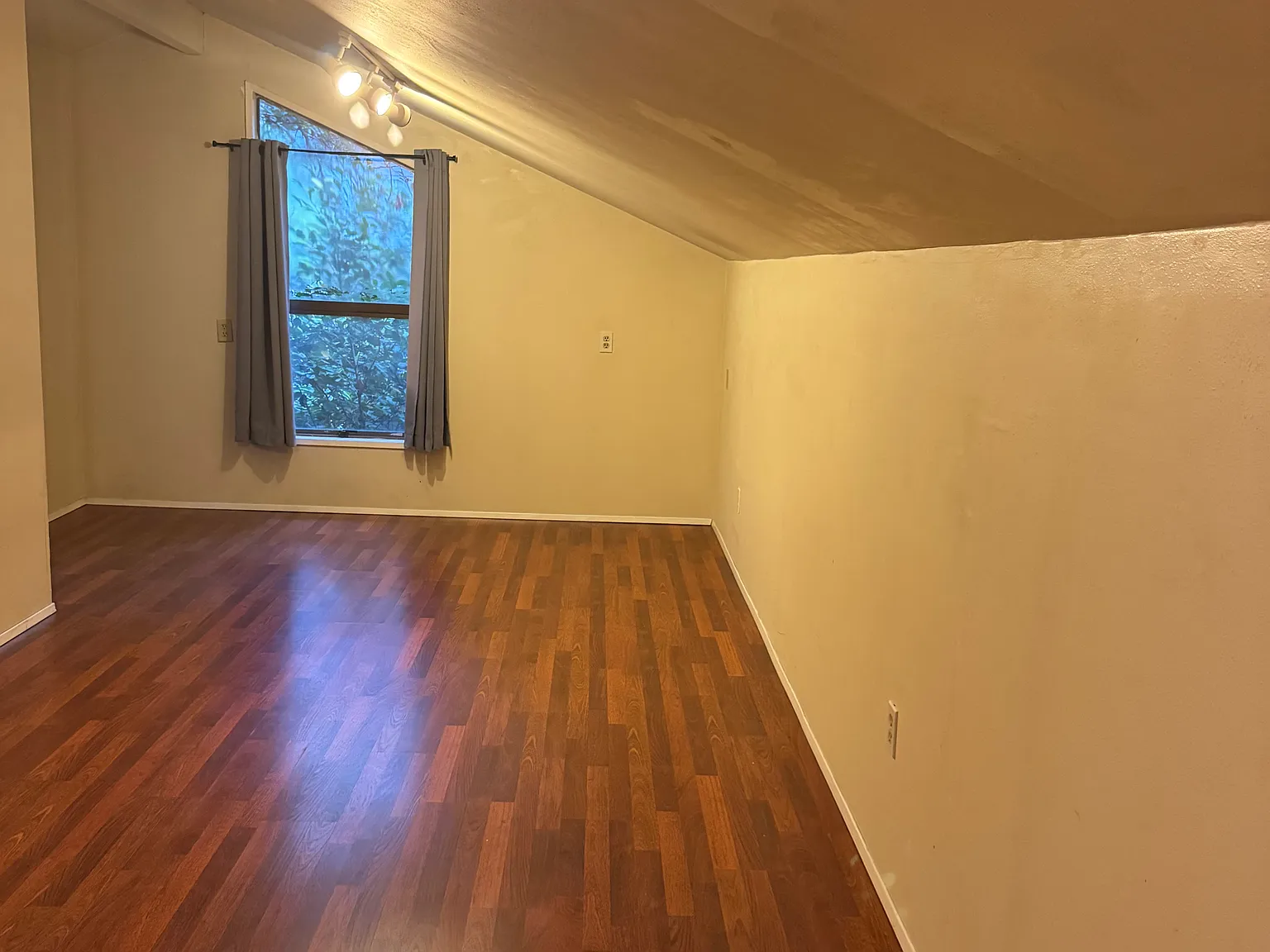 4 bed, 2.5 bath, 1920 sqft, $4,000 — Photo 2
