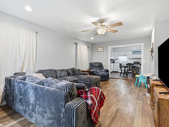 3rd image of 208 Middle St