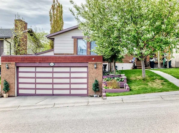 43 N Beaconsfield Way NW, Calgary, AB T3K 1W9