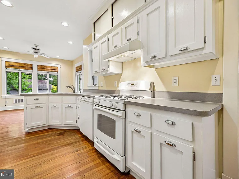 526 N Ivy St — Photo 22