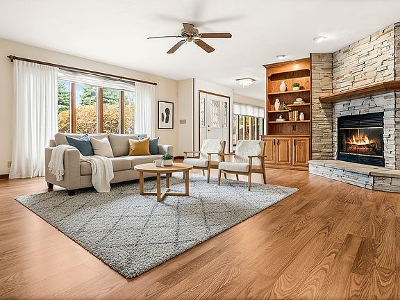 5th image of 302 Kelly Dr