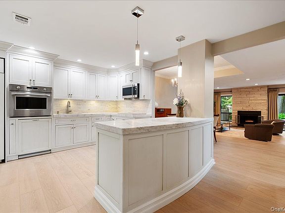 5th image of 225 Hamlet Drive