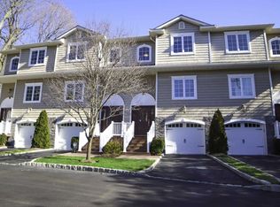 2 Stratford Pl, Huntington, NY 11743