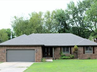 304 E Apache Dr, Springfield, MO 65810